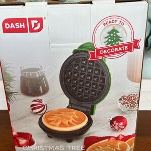 NWT Dash Green Christmas Tree Waffle Maker